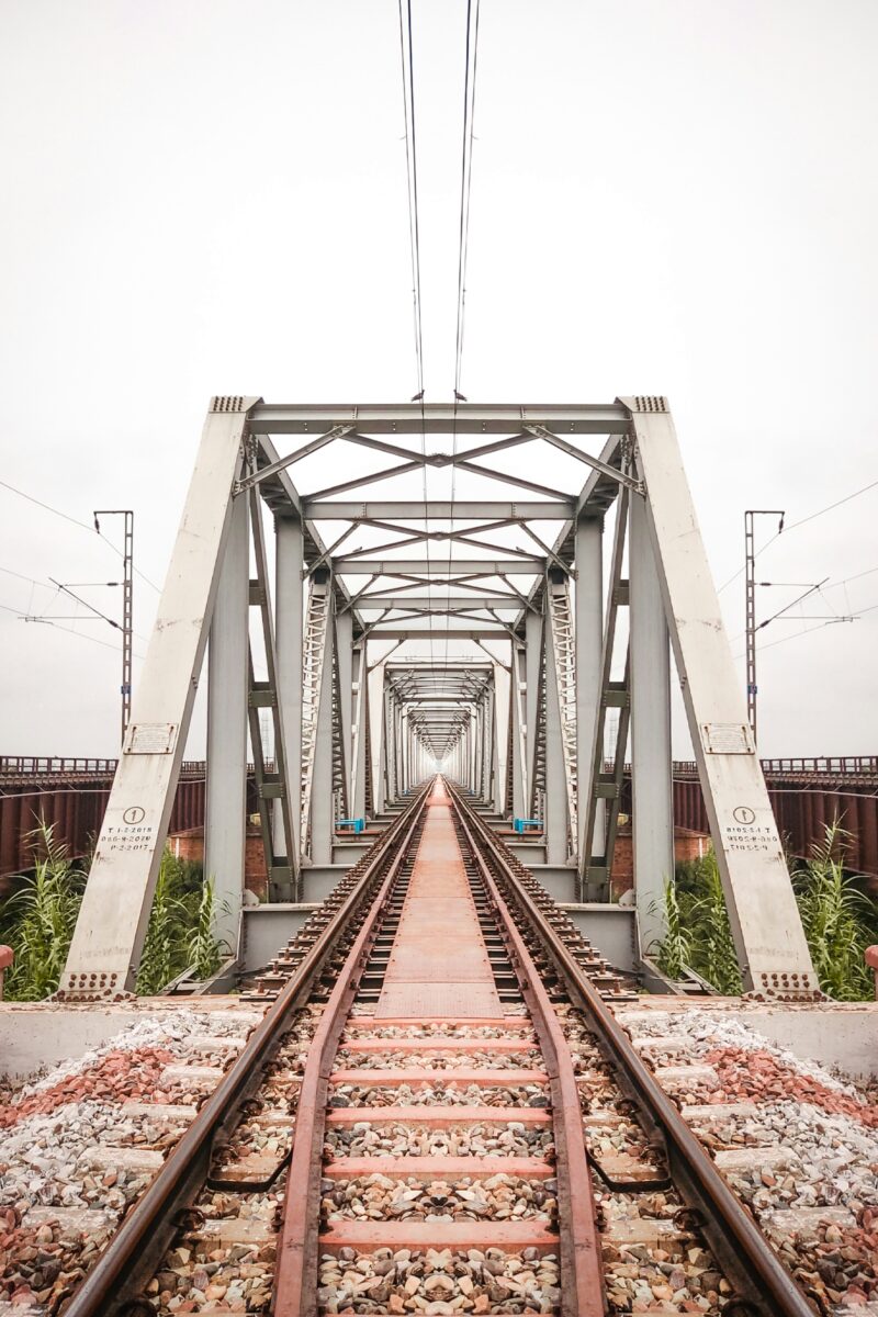 Cadrage parfaitement symétrique de la structure métallique d'un pont ferroviaire.