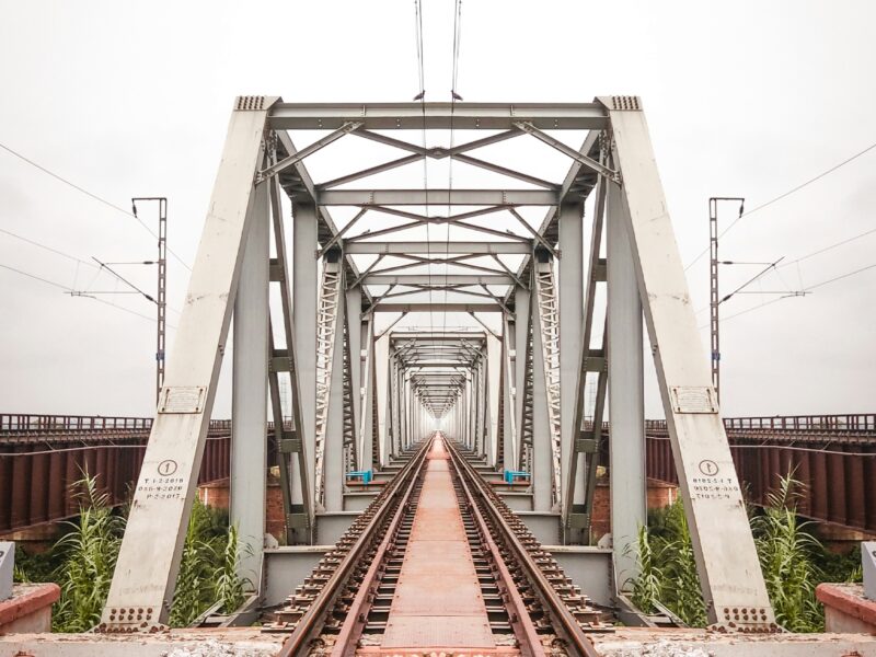 Cadrage parfaitement symétrique de la structure métallique d'un pont ferroviaire.