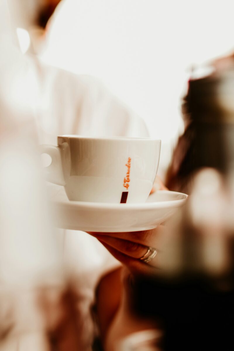 Gros plan net d'une tasse de café blanche avec un arrière-plan flou illustrant le mode portrait.
