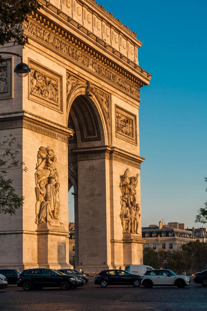 Photo de l'Arc de Triomphe et coucher de soleil.